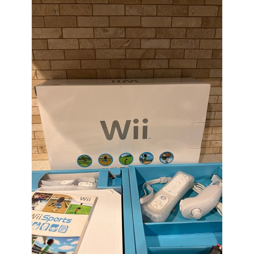 Nintendo Wii Console Bundle White w/ Box Wii Sports Resort Controller Tested - Picture 4 of 4